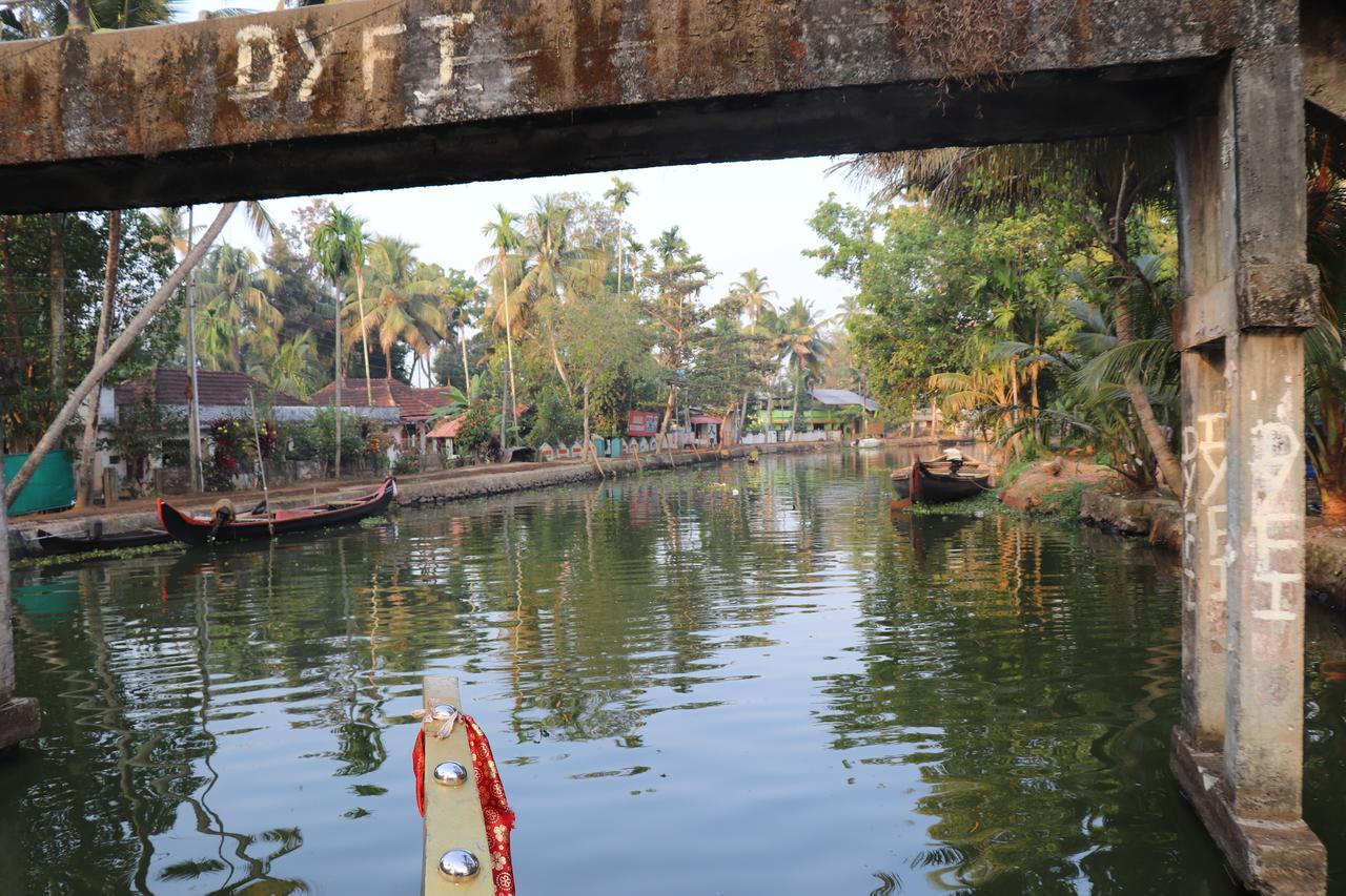Marari Houseboat Hotel มาราริคุลาม ภายนอก รูปภาพ
